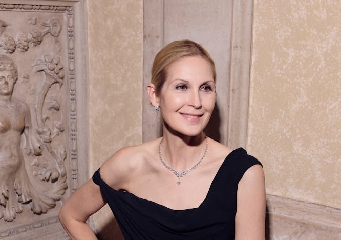 American actress Kelly Rutherford wears a Joséphine Valse Impériale necklace in white gold and diamonds and earrings from the Joséphine Aigrette collection.