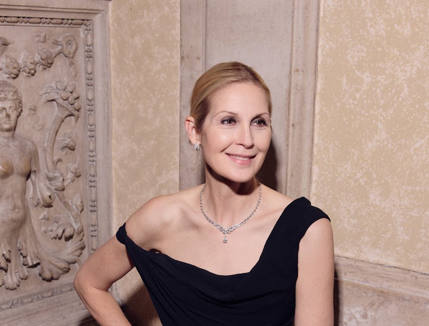 American actress Kelly Rutherford wears a Joséphine Valse Impériale necklace in white gold and diamonds and earrings from the Joséphine Aigrette collection.